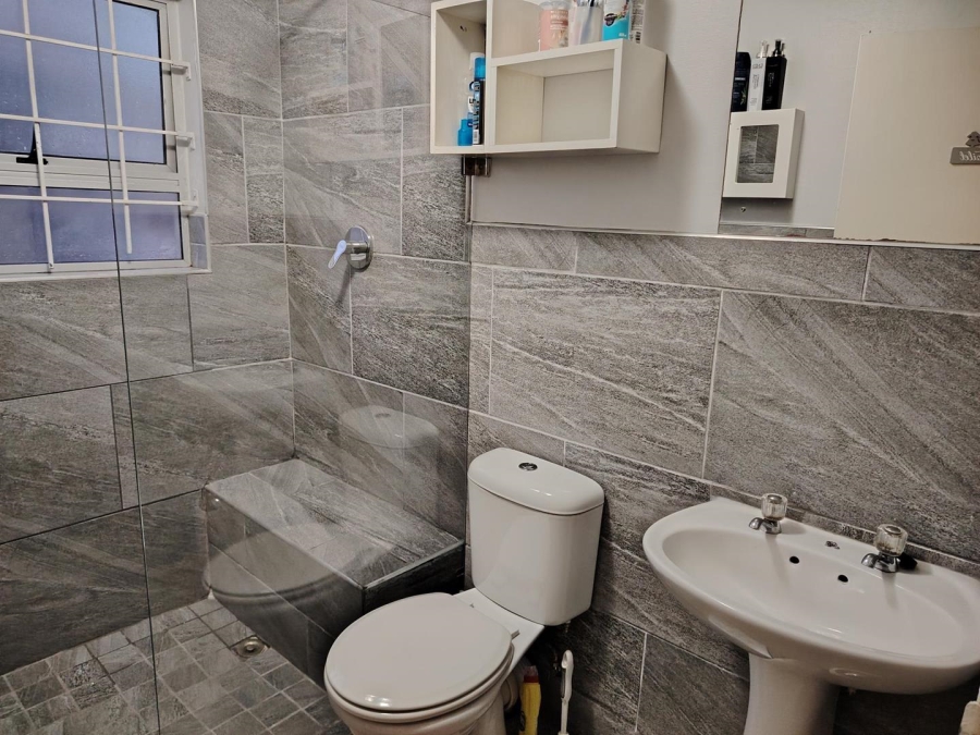 To Let 2 Bedroom Property for Rent in Goodwood Estate Western Cape